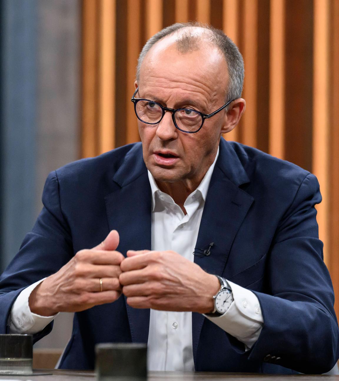 Kanzler Friedrich Merz (CDU) spricht in der ARD-Sendung "Caren Miosga".