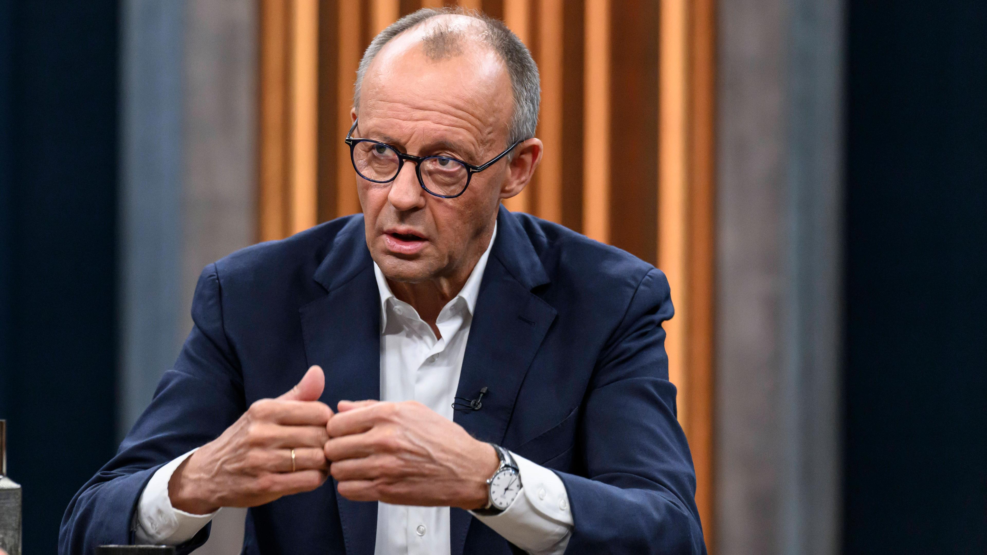 Kanzler Friedrich Merz (CDU) spricht in der ARD-Sendung "Caren Miosga".