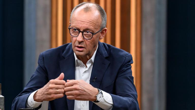 Kanzler Friedrich Merz (CDU) spricht in der ARD-Sendung "Caren Miosga".