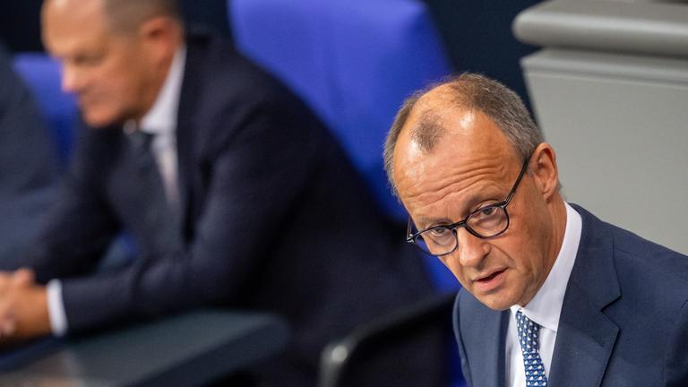 Friedrich Merz und Olaf Scholz in der Generaldebatte zum Bundeshaushalt 2025.