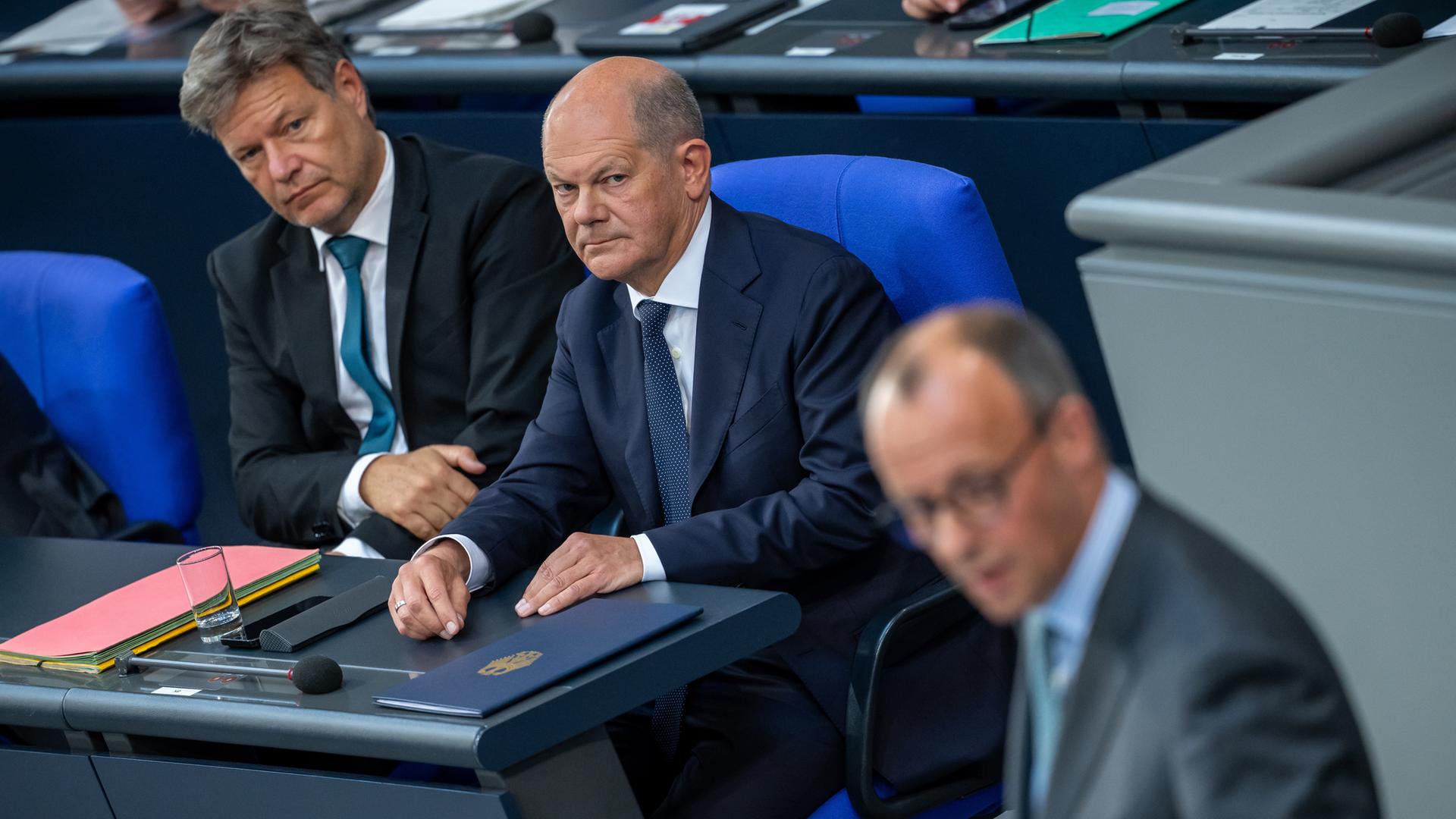 Berlin: Friedrich Merz (vorn), CDU-Bundesvorsitzender und CDU/CSU Fraktionsvorsitzender im Bundestag, spricht vor Bundeskanzler Olaf Scholz (SPD, M) und Robert Habeck (Bündnis 90/Die Grünen)