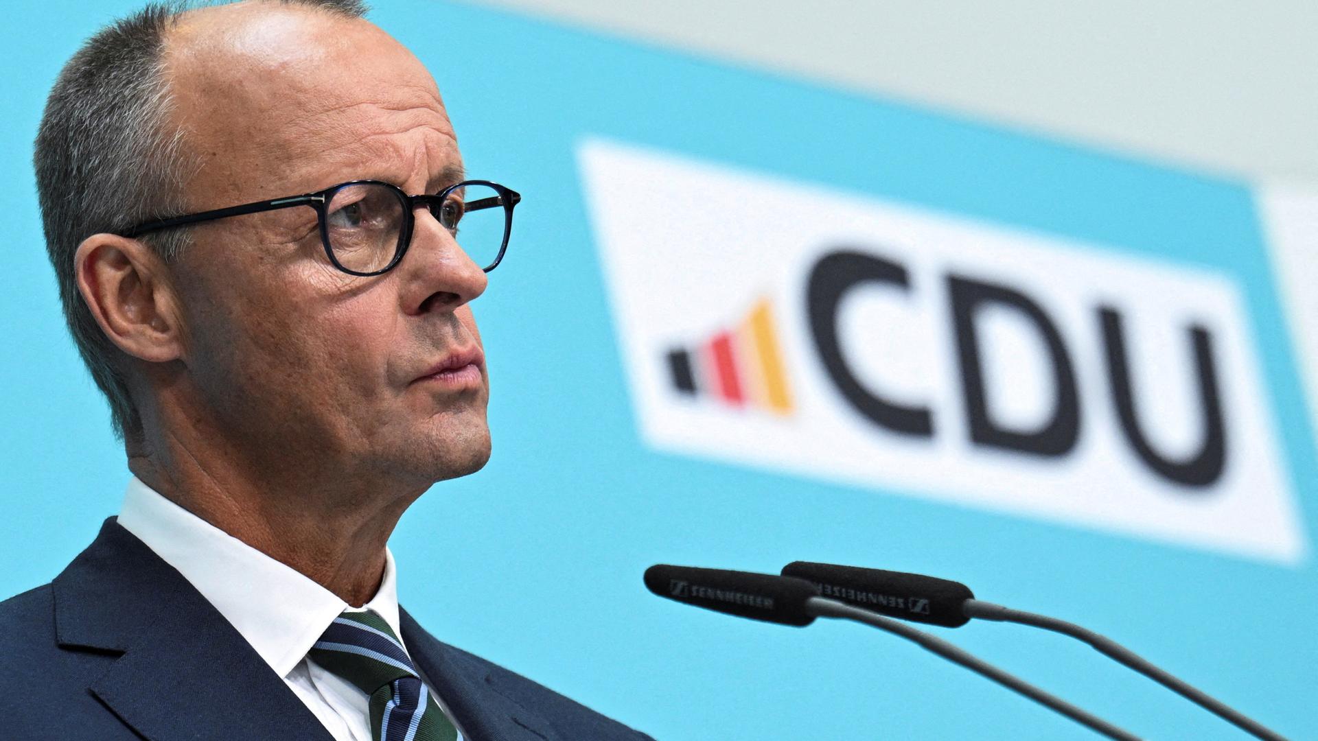 Der CDU-Vorsitzende Friedrich Merz nimmt an einer Pressekonferenz nach der Brandenburger Wahl teil.