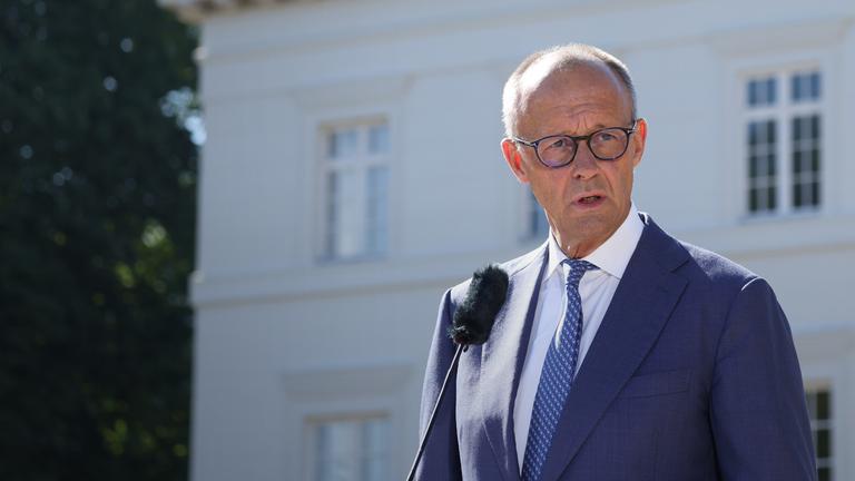 Bundeskanzler Friedrich Merz (CDU) bei einer Kabinettsklausur am 25.08.26 im Schloss Neuhardenberg in Brandenburg, aufgenommen am 25.08.2026