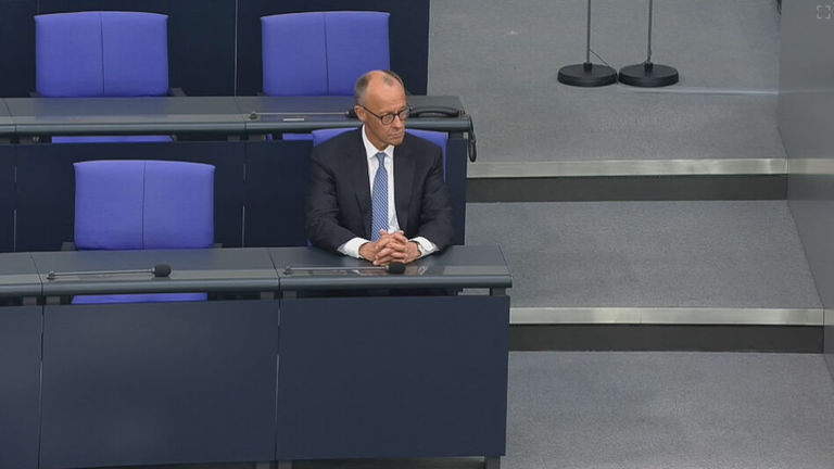 Friedrich Merz sitzt alleine auf der Regierungsbank