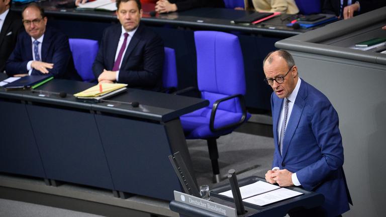 Bundeskanzler Friedrich Merz (CDU) gibt in der 56. Plenarsitzung der 21. Legislaturperiode im Deutschen Bundestag eine Regierungserklärung zur aktuellen außenpolitischen Lage ab. 