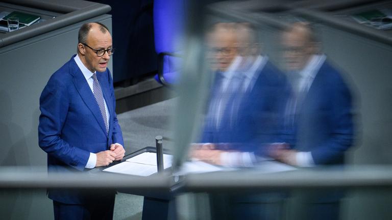 Bundeskanzler Friedrich Merz (CDU) gibt in der 56. Plenarsitzung der 21. Legislaturperiode im Deutschen Bundestag eine Regierungserklärung zur aktuellen außenpolitischen Lage ab. 