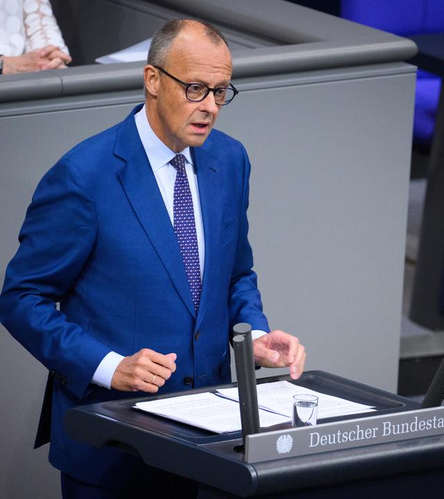 Bundeskanzler Friedrich Merz (CDU) gibt in der 89. Plenarsitzung der 21. Legislaturperiode im Deutschen Bundestag eine Regierungserklärung zur aktuellen politischen Lage ab. 