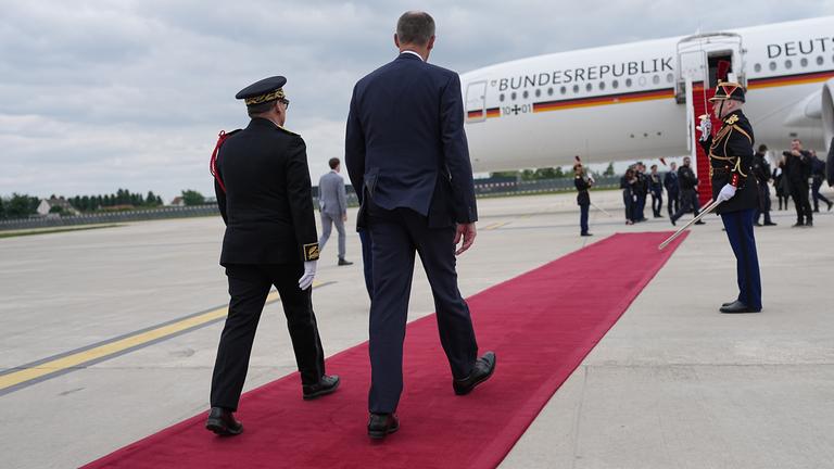 Friedrich Merz auf dem Weg in das Kanzlerflugzeug