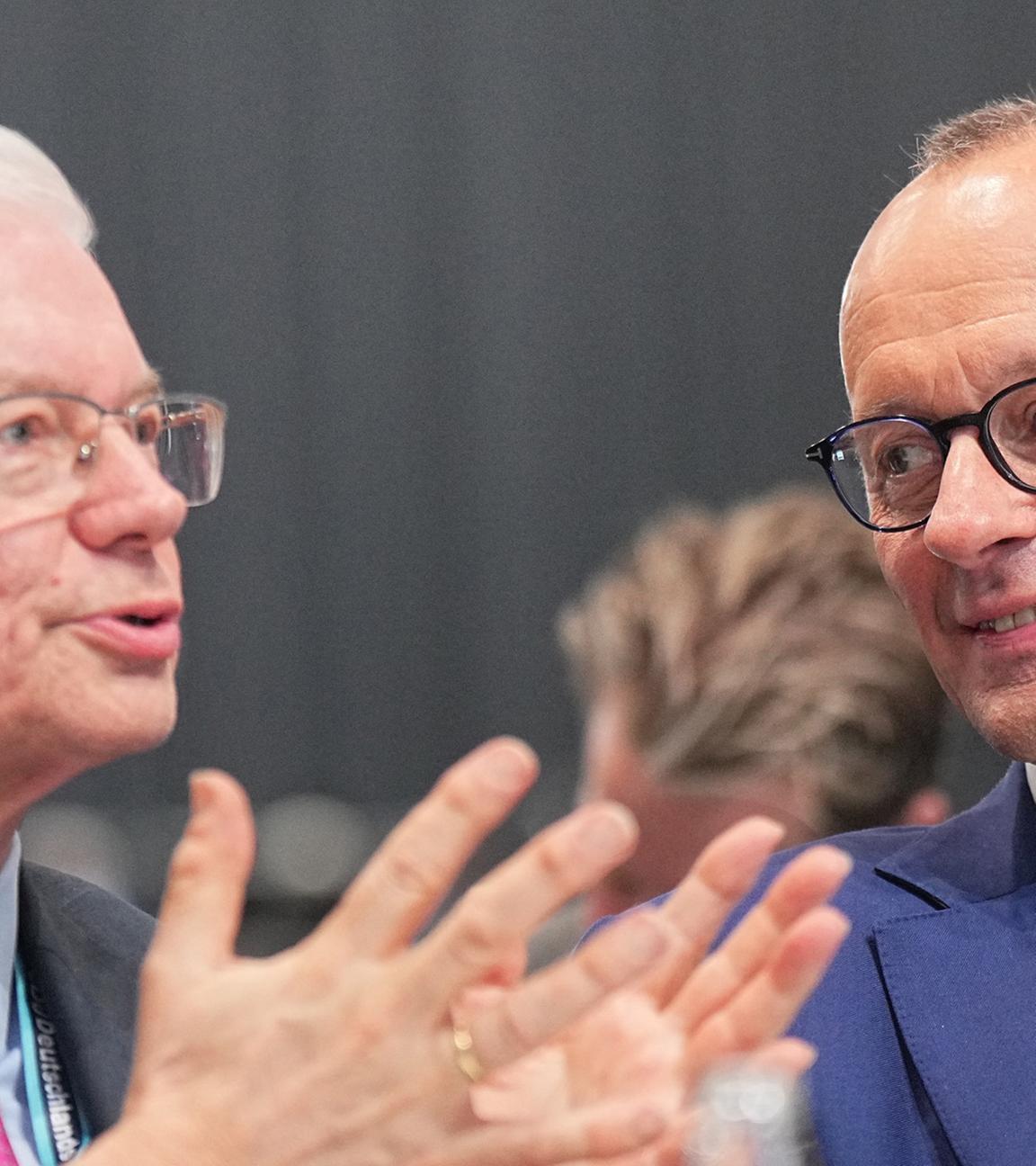 Roland Koch (l, CDU), ehemaliger Ministerpräsident von Hessen spricht mit Friedrich Merz auf dem CDU-Parteitag im Februart 2025. (Archiv)