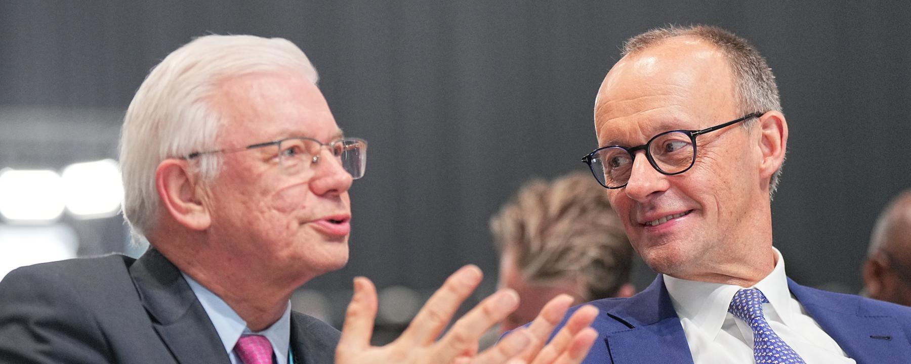 Roland Koch (l, CDU), ehemaliger Ministerpräsident von Hessen spricht mit Friedrich Merz auf dem CDU-Parteitag im Februart 2025. (Archiv)
