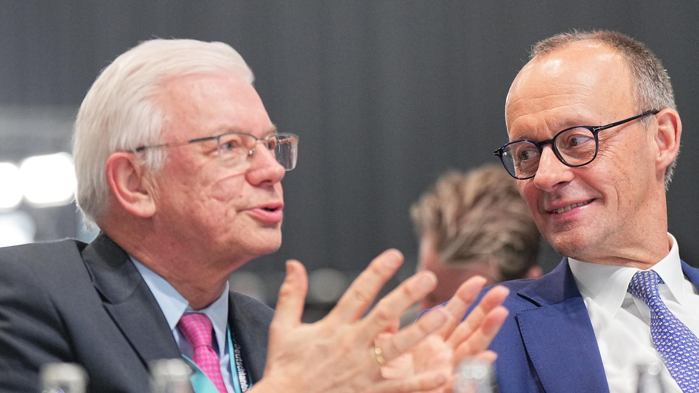 Roland Koch (l, CDU), ehemaliger Ministerpräsident von Hessen spricht mit Friedrich Merz auf dem CDU-Parteitag im Februart 2025. (Archiv)