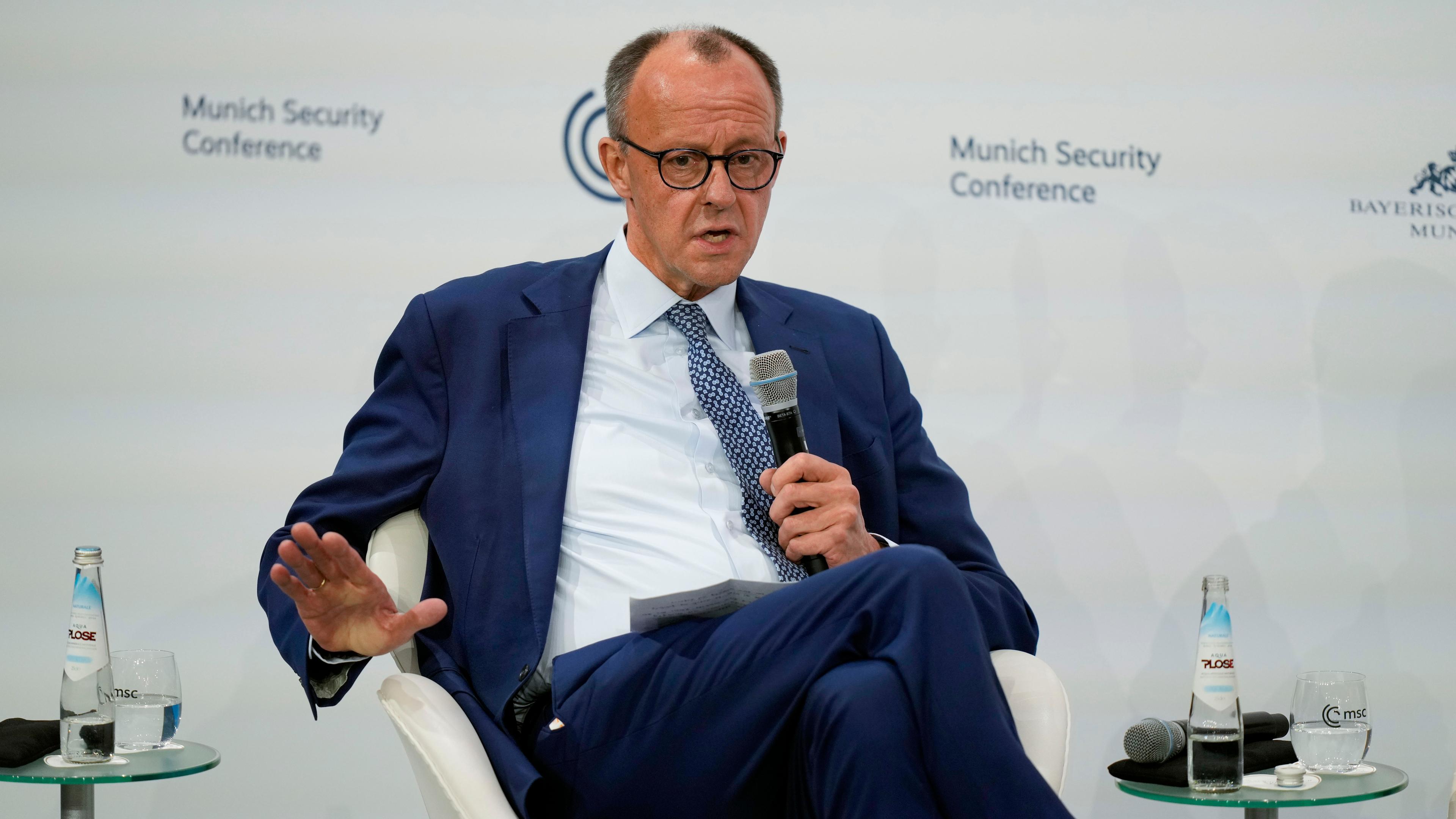 Friedrich Merz, Vorsitzender der CDU, nimmt an einer Podiumsdiskussion während der Münchner Sicherheitskonferenz im Hotel Bayerischer Hof teil.