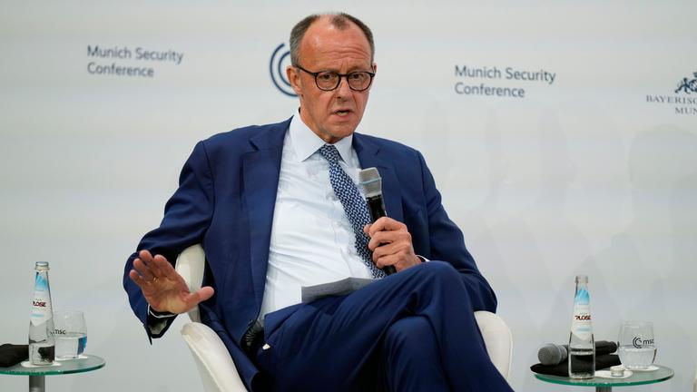 Friedrich Merz, Vorsitzender der CDU, nimmt an einer Podiumsdiskussion während der Münchner Sicherheitskonferenz im Hotel Bayerischer Hof teil.