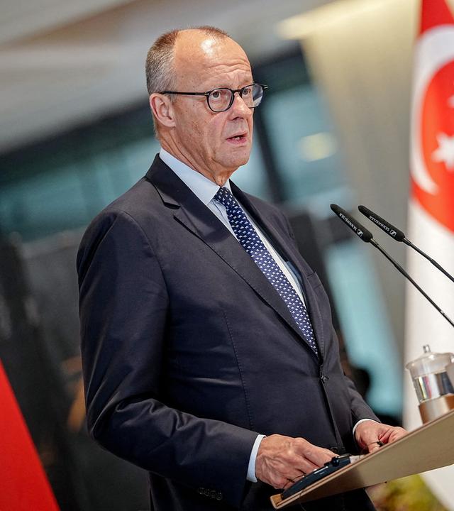 Bundeskanzler Friedrich Merz (CDU) gibt bei seinem Besuch in Singapur eine Pressekonferenz, aufgenommen am 27.10.2026