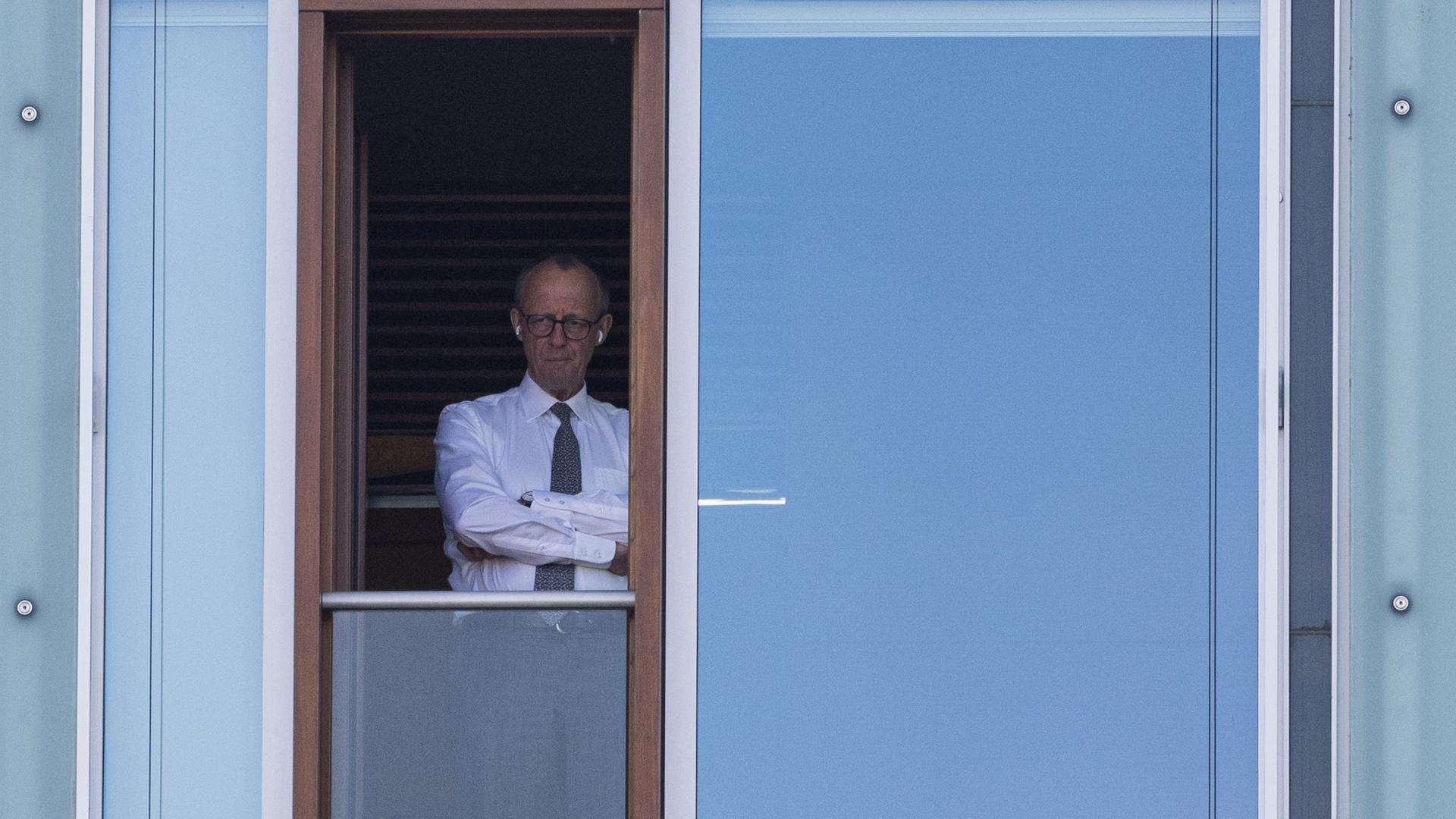 Berlin: Friedrich Merz, Unions-Kanzlerkandidat und CDU-Bundesvorsitzender, steht an einem Fenster im Jakob-Kaiser-Haus bei weitere Sondierungsgespräche zwischen der Union und SPD.