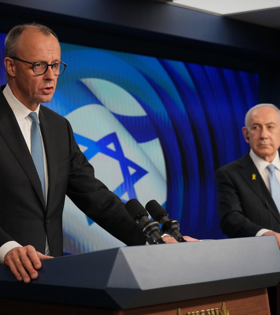 Der israelische Ministerpräsident Benjamin Netanjahu (rechts) und der deutsche Bundeskanzler Friedrich Merz sprechen während einer gemeinsamen Pressekonferenz in Jerusalem, Israel, am 07.12.2025, zu den Medien.