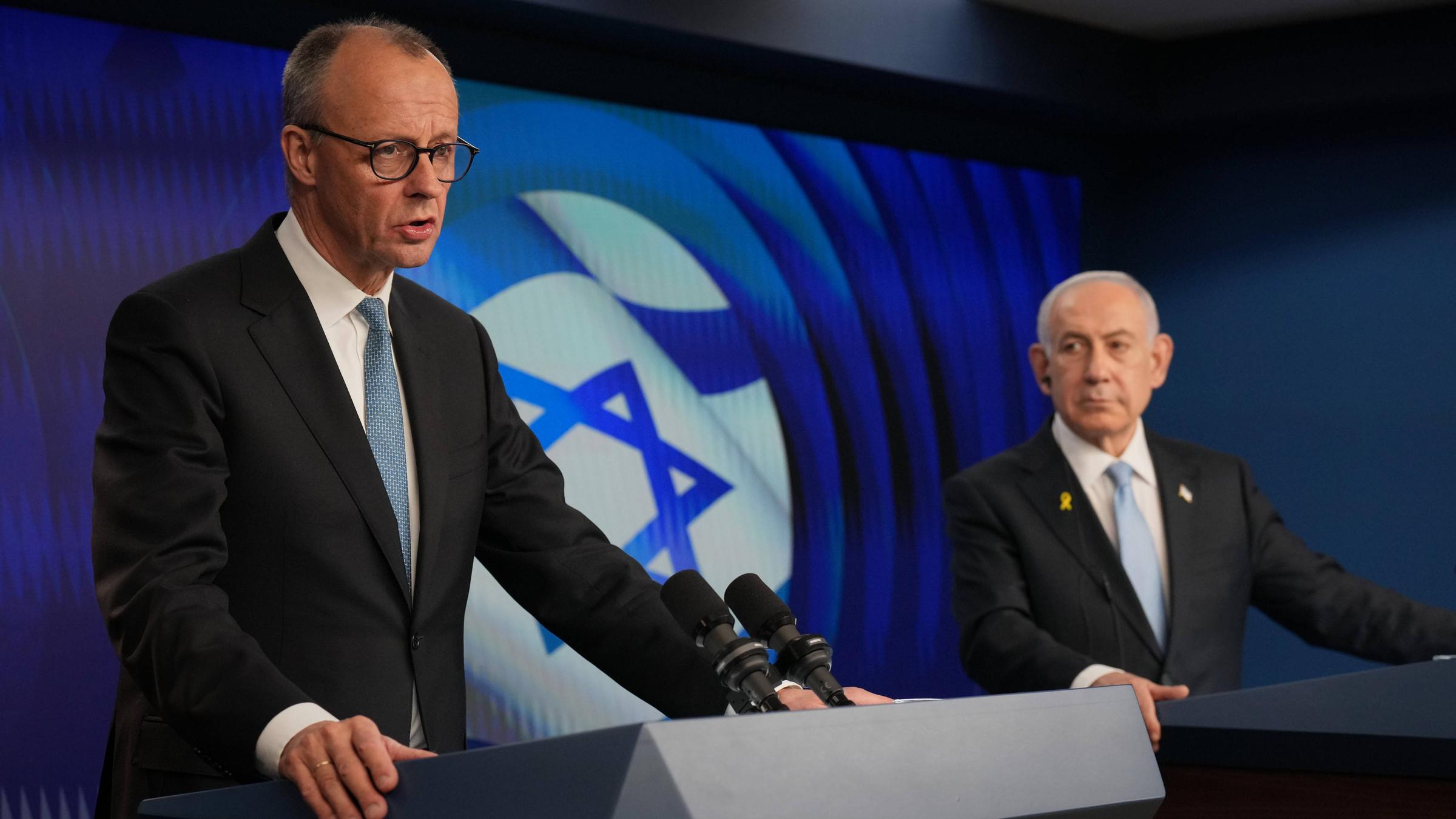 Der israelische Ministerpräsident Benjamin Netanjahu (rechts) und der deutsche Bundeskanzler Friedrich Merz sprechen während einer gemeinsamen Pressekonferenz in Jerusalem, Israel, am 07.12.2025, zu den Medien.