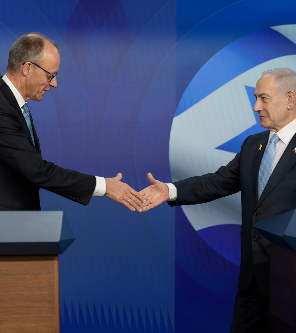 Bundeskanzler Friedrich Merz (l, CDU) schüttelt die Hand von Benjamin Netanjahu, Ministerpräsident von Israel, während der Pressekonferenz nach dem Gespräch im Regierungssitz am 07.12.2025 in Jerusalem. 
