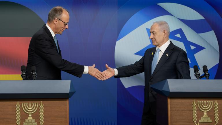 Bundeskanzler Friedrich Merz (l, CDU) schüttelt die Hand von Benjamin Netanjahu, Ministerpräsident von Israel, während der Pressekonferenz nach dem Gespräch im Regierungssitz am 07.12.2025 in Jerusalem. 