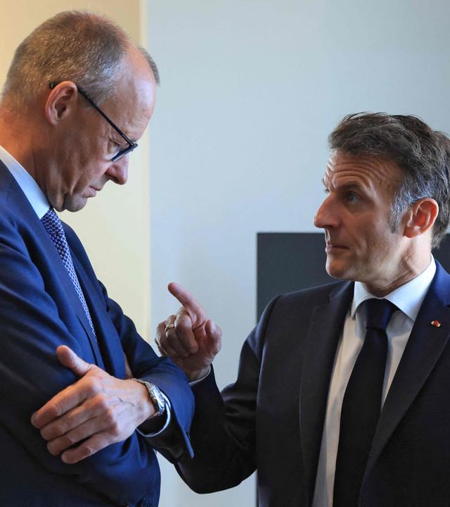 Der deutsche Bundeskanzler Friedrich Merz (links) und der französische Präsident Emmanuel Macron (rechts) unterhalten sich am 05.06.2026 vor einem Treffen am Rande des EU-Westbalkan-Gipfels in Porto Montenegro in Tivat. 