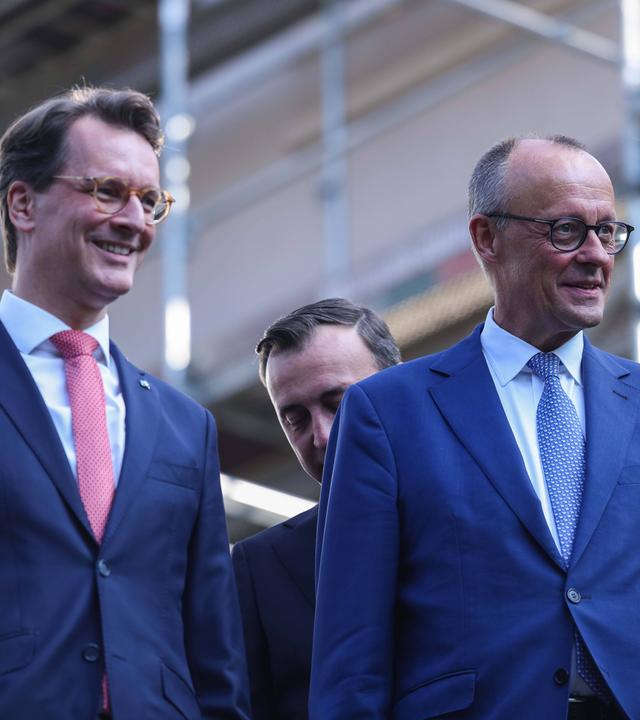 Bundeskanzler Friedrich Merz und Nordrhein-Westfalens Ministerpräsident Hendrik Wüst am 29.09.2025 in der Landesgeschäftsstelle Düsseldorf.