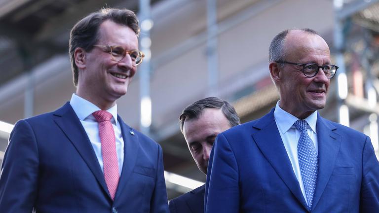 Bundeskanzler Friedrich Merz und Nordrhein-Westfalens Ministerpräsident Hendrik Wüst am 29.09.2025 in der Landesgeschäftsstelle Düsseldorf.
