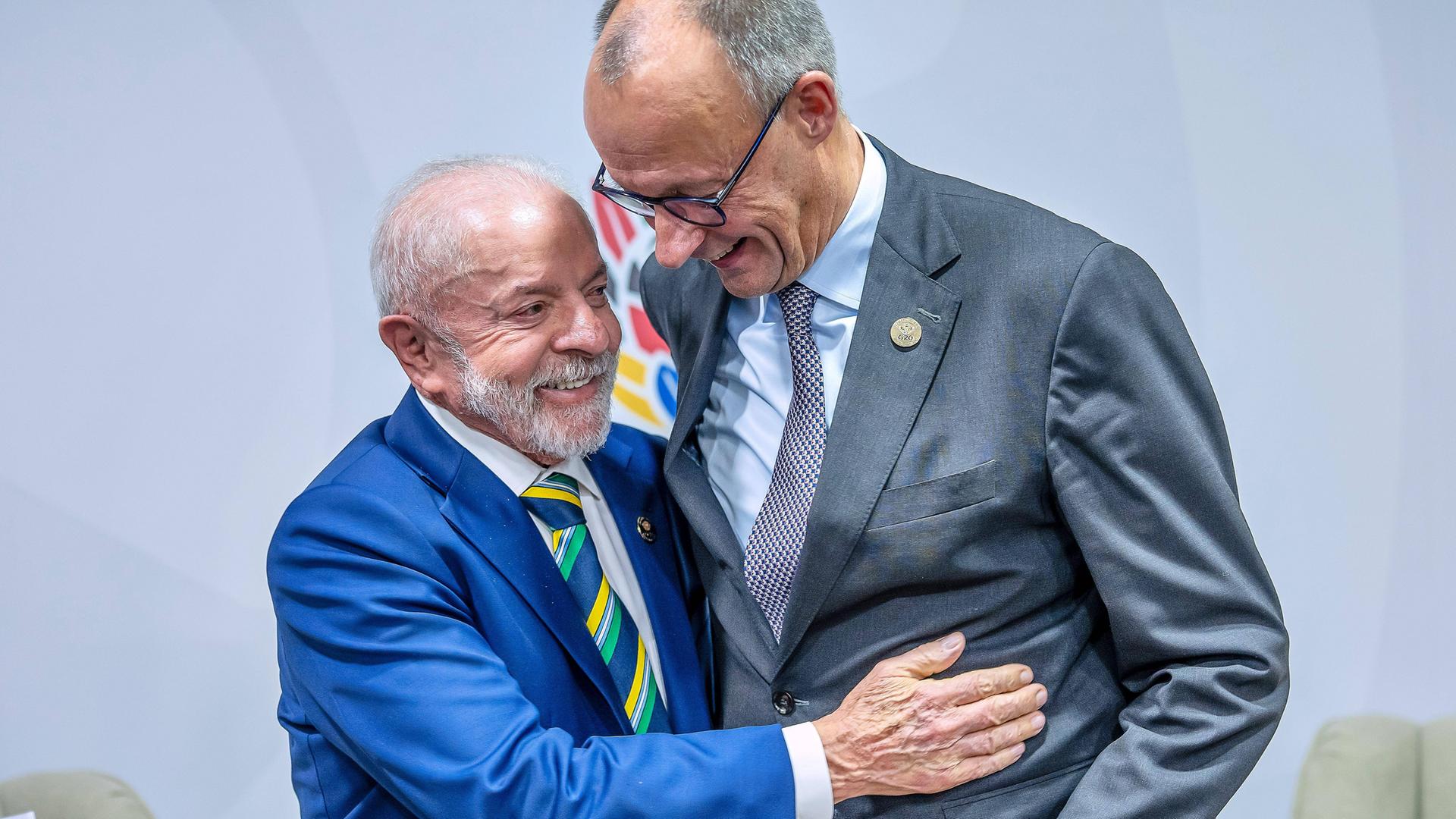 Brasiliens Präsident Luiz Inácio Lula da Silva und der deutsche Bundeskanzler Friedrich Merz bei einem bilateralen Treffen am 22.11.2025 in Johannesburg, Südafrika. 