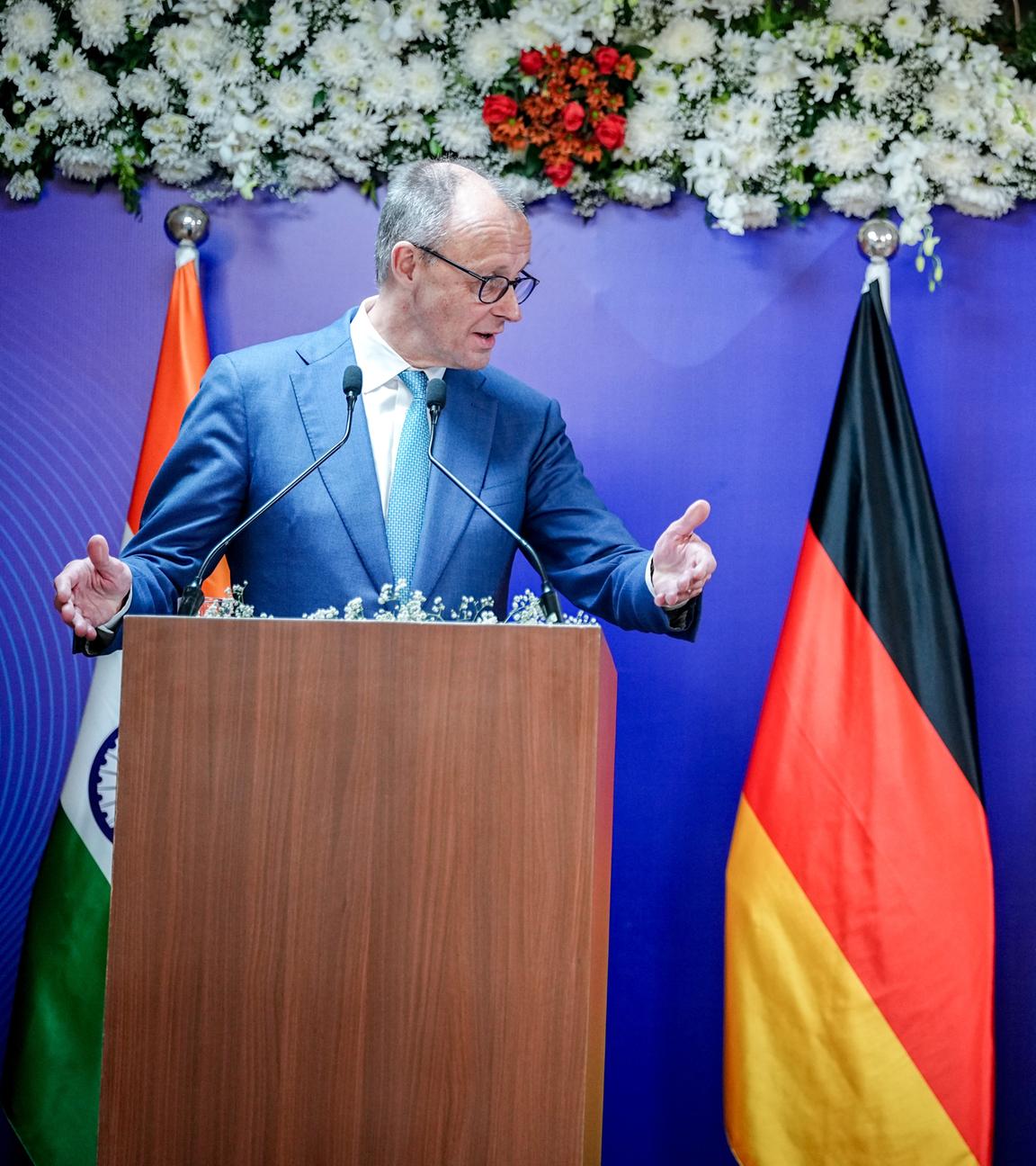 Narendra Modi (r), Premierminister von Indien, und Bundeskanzler Friedrich Merz (CDU) geben eine gemeinsame Pressekonferenz am 12.01.2026 im indischen Ahmedabad. 
