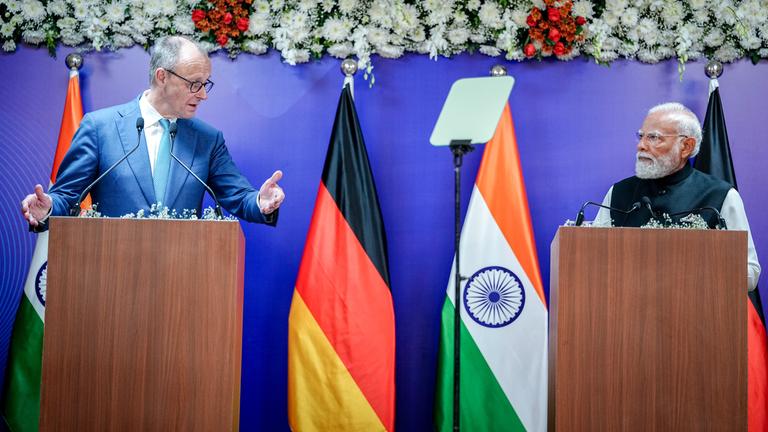 Narendra Modi (r), Premierminister von Indien, und Bundeskanzler Friedrich Merz (CDU) geben eine gemeinsame Pressekonferenz am 12.01.2026 im indischen Ahmedabad. 
