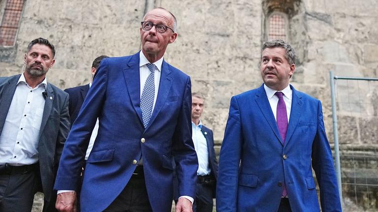 Friedrich Merz und Sven Schulze (r.) bei einer CDU Wahlveranstaltung am 31.08.2026