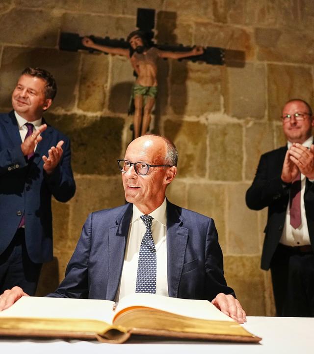 Quedlinburg, Sachsen-Anhalt, Deutschland, 31.08.2026: Ministerpraesident Sven Schulze (CDU) mit Bundeskanzler Friedrich Merz (CDU), der zum ersten Wahlkampfauftritt vor der Landtagswahl 2026 in die Stiftskirche gekommen ist und sich dort vor einem Jesus-Kreuz in das Goldene Buch der Stadt eintraegt