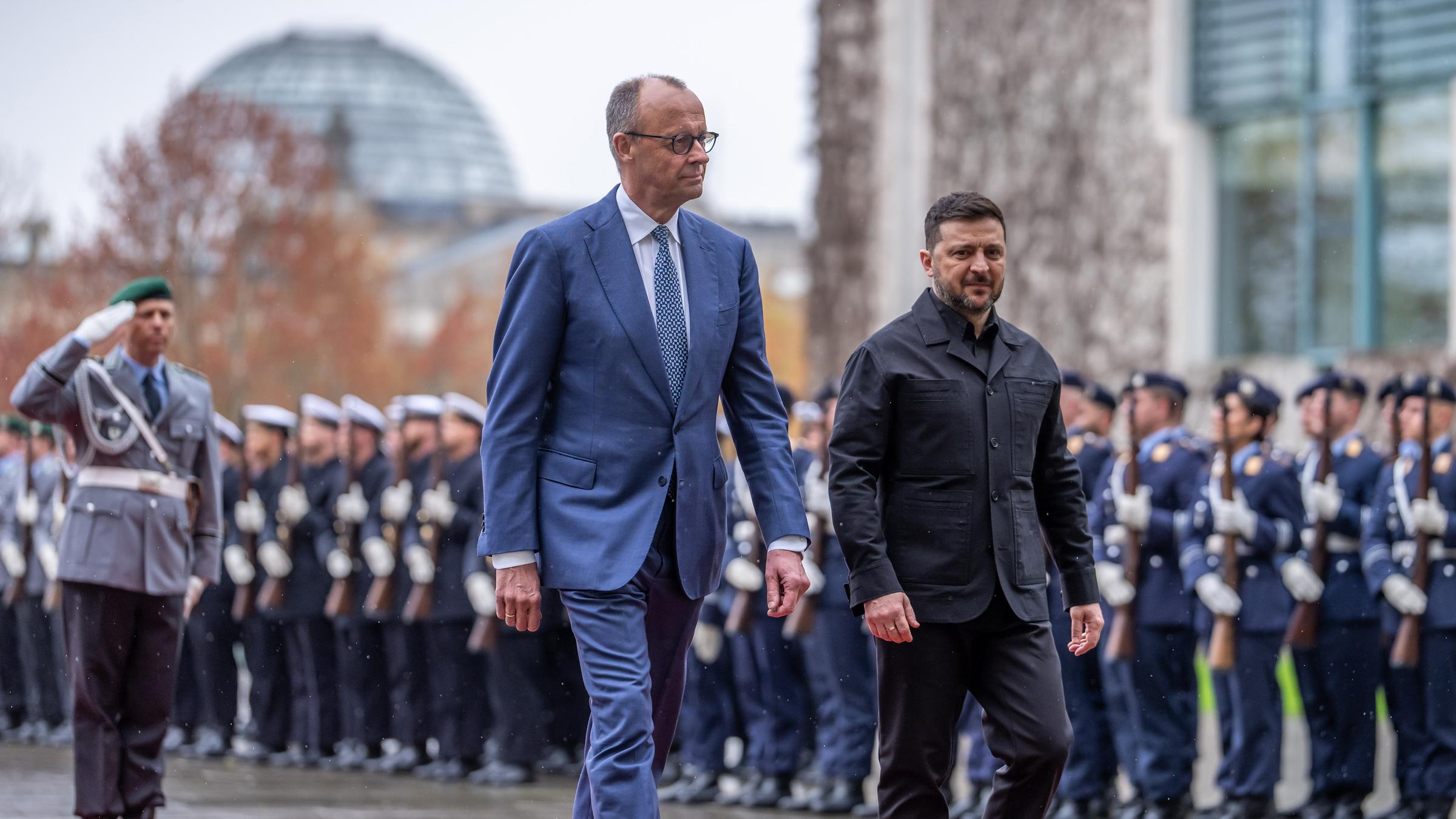 Friedrich Merz (l.) empfängt Wolodymyr Selenskyj in Berlin am 14.04.2026