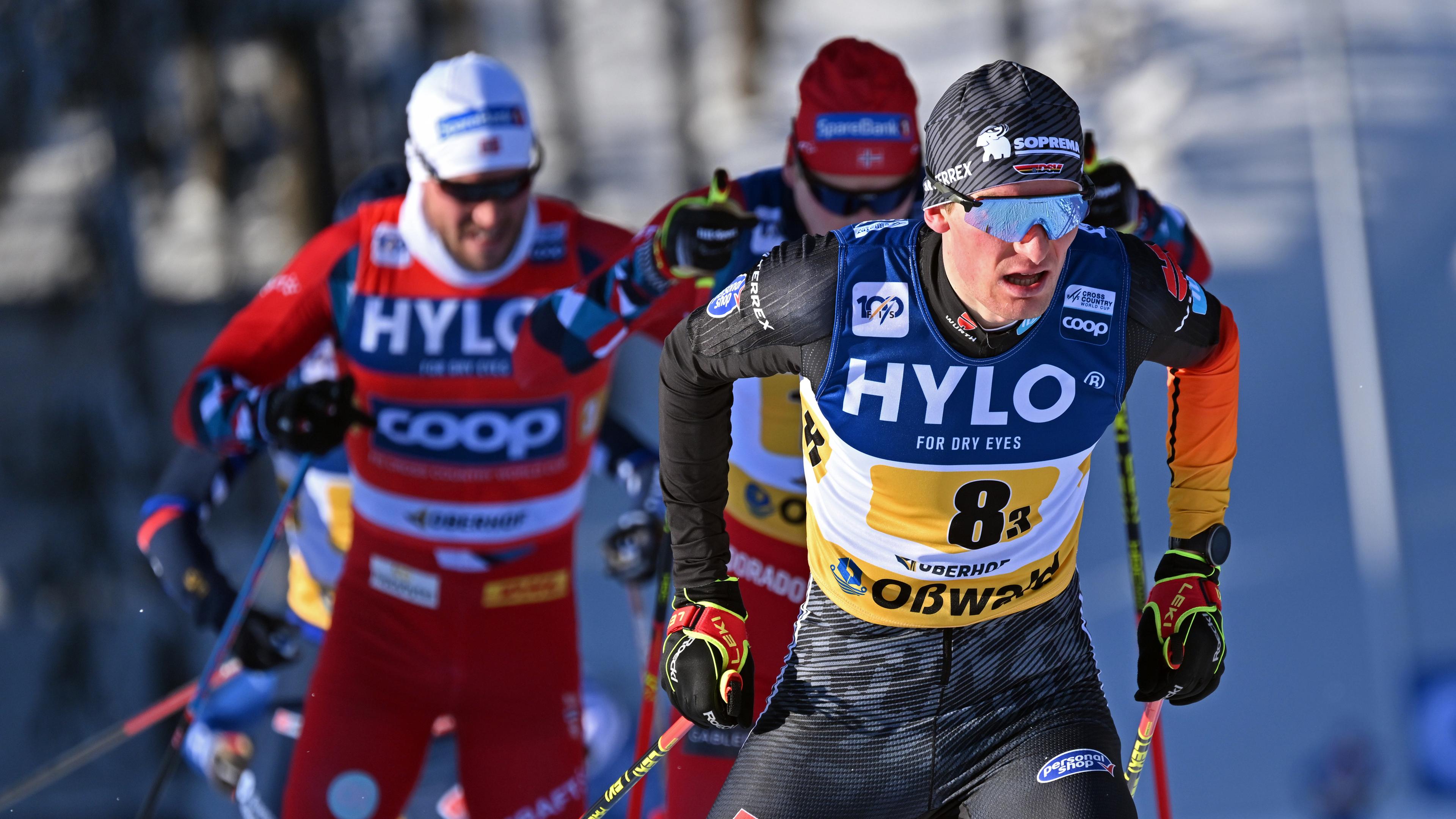 Friedrich Moch aus Deutschland in Front im Staffelwettbewerb über 4 x 7,5 Kilometer beim Langlauf Weltcup.