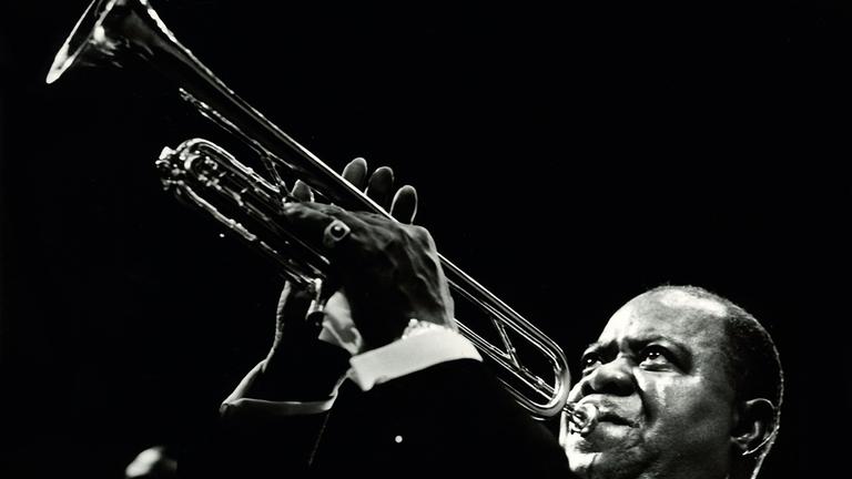Louis Armstrong bei seinem Gastspiel im Friedrichstadt-Palast im März 1965  