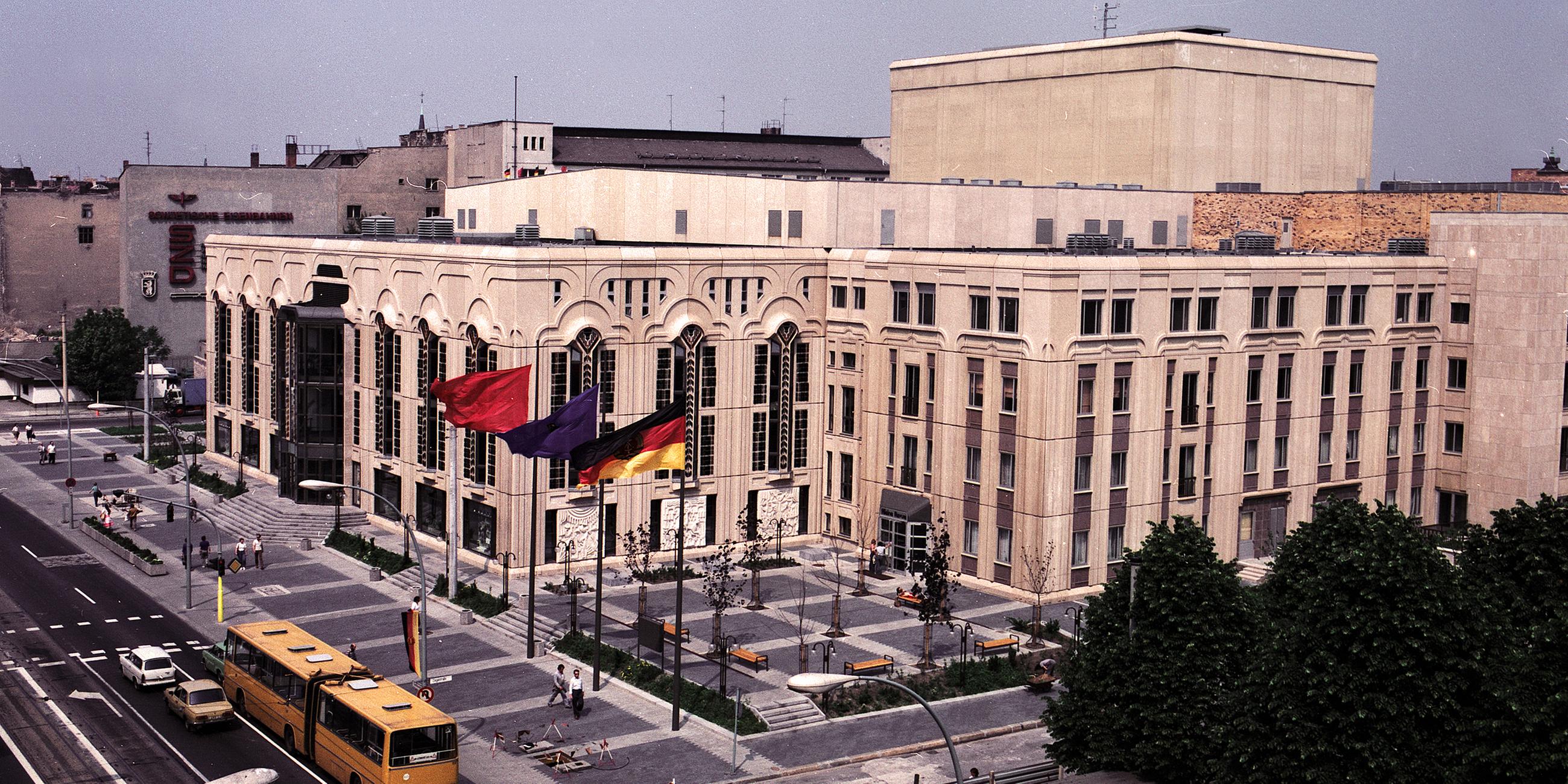 Der neue Friedrichstadt-Palast nach seiner Fertigstellung im Jahr 1984