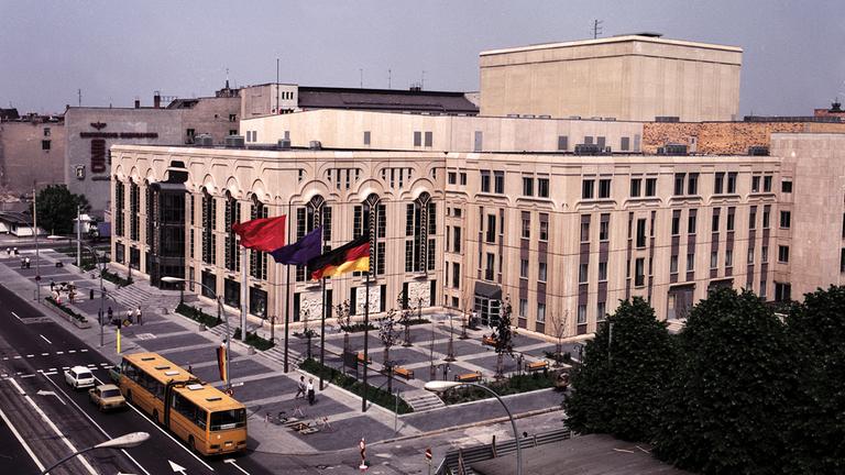 Der neue Friedrichstadt-Palast nach seiner Fertigstellung im Jahr 1984