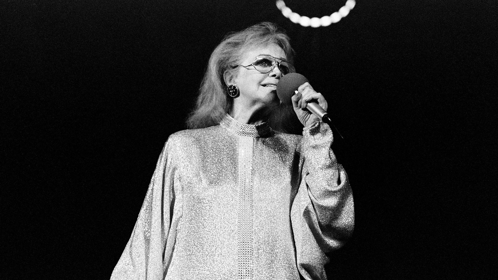 Hildegard Knef bei ihrem Auftritt im Rahmen des Orchesterkonzertes „Sounds spezial“ 1990 