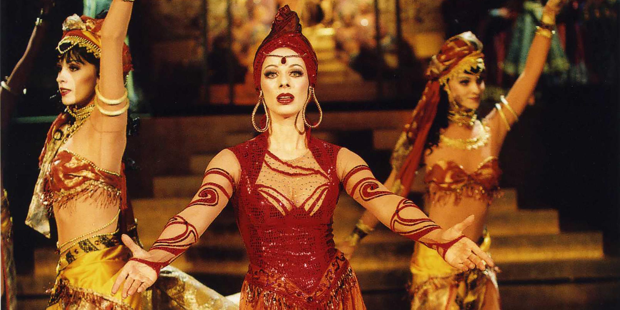 Isabel Dörfler als Dinarsade in der Produktion "Wunderbar – die 2002.Nacht" 2002 