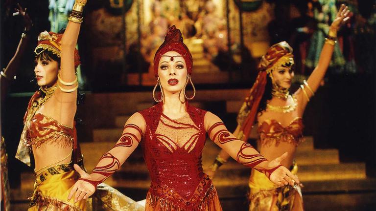 Isabel Dörfler als Dinarsade in der Produktion "Wunderbar – die 2002.Nacht" 2002 