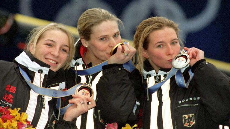 Die deutschen Eisschnelläuferinnen Anni Friesinger, Gunda Niemann-Stirnemann, Claudia Pechstein bei der Siegerehrung der Olympischen Spiele 1998