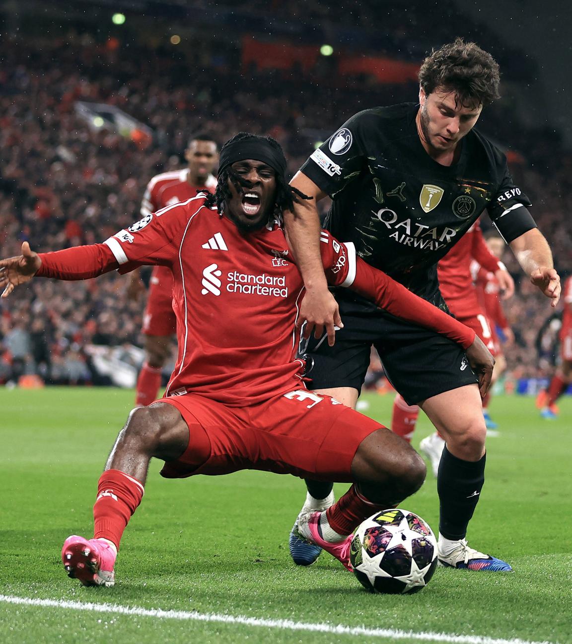 Liverpools Verteidiger Jeremie Frimpong wird im Zweikampf im Champions-League-Viertelfinale von PSG-Mittelfeldspieler João Neves von hinten attackiert