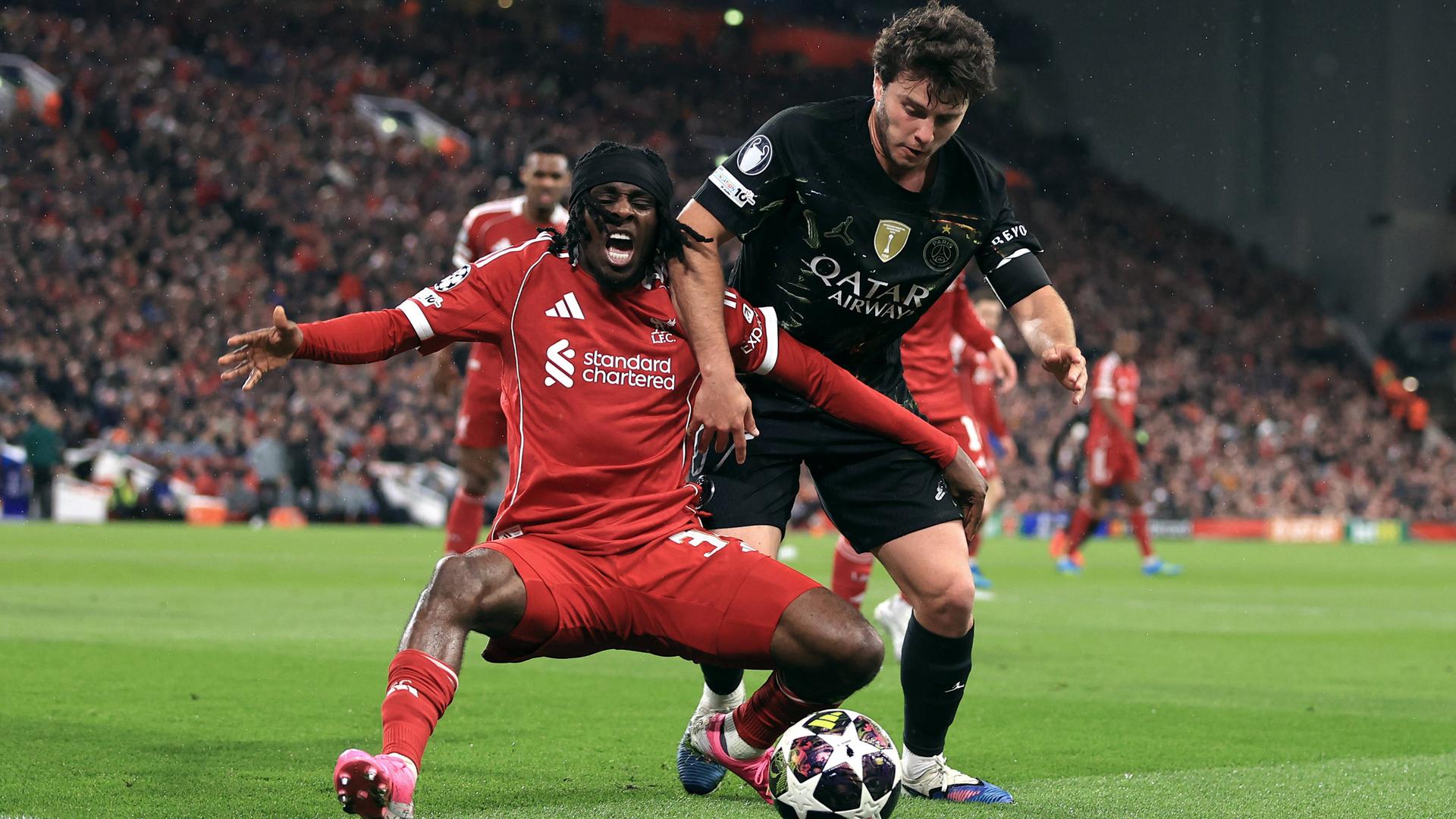 Liverpools Verteidiger Jeremie Frimpong wird im Zweikampf im Champions-League-Viertelfinale von PSG-Mittelfeldspieler João Neves von hinten attackiert