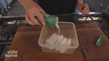 Frischhaltedosen richtig reinigen: In eine Box wird Natronpulver gefüllt.