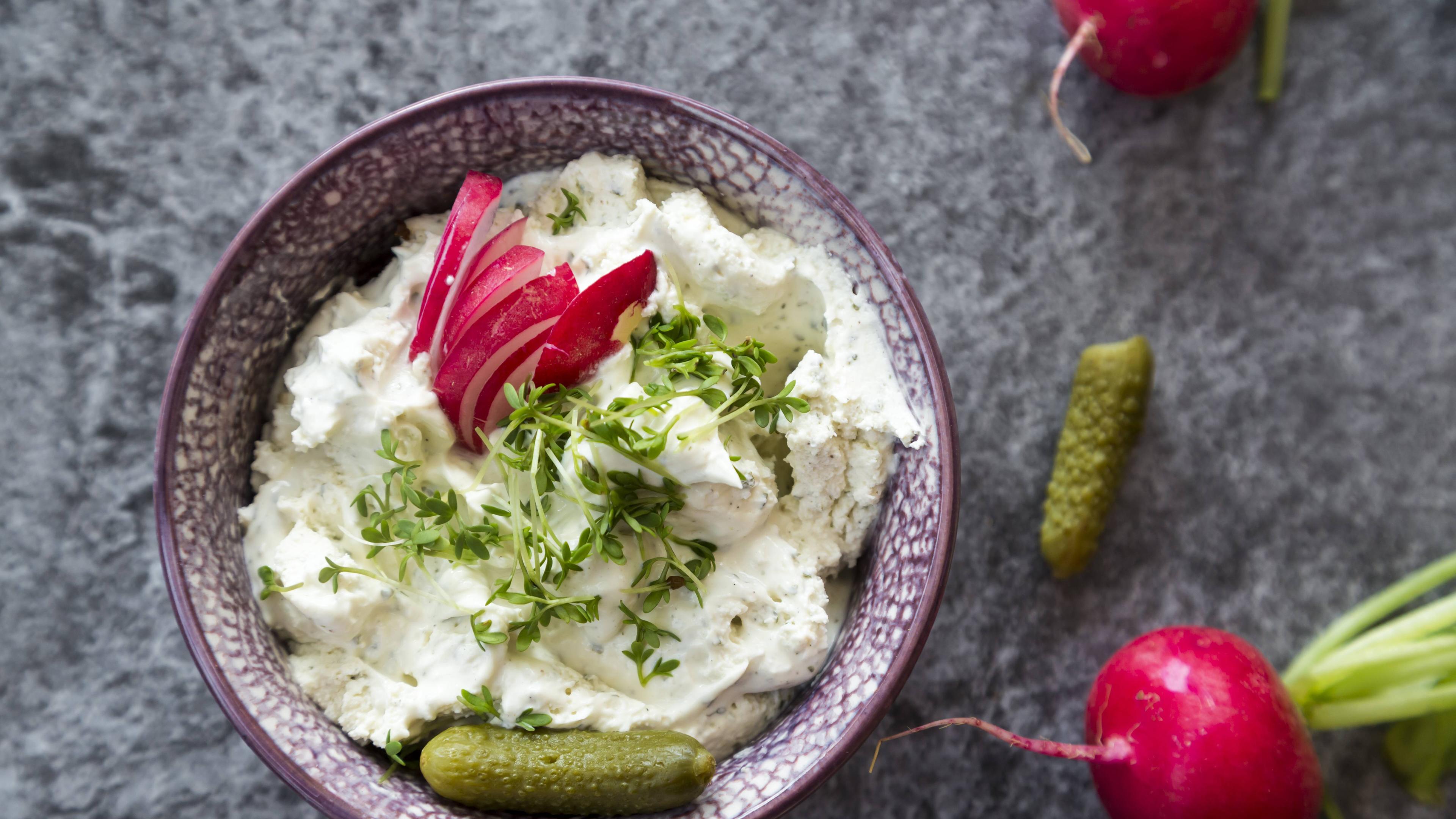 Frischkäse mit Kresse, Gürkchen und Radieschen
