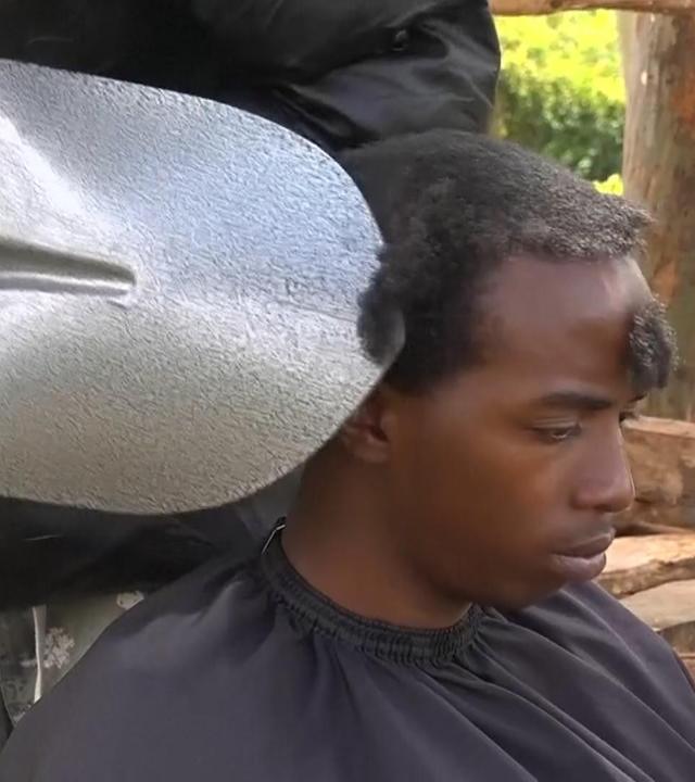 Ein Friseur frisiert nicht mit Schere, sondern mit einer Schaufel