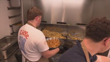 Fritten-Weltmeisterschaft in Frankreich: Zwei Männer stehen an Friteuse