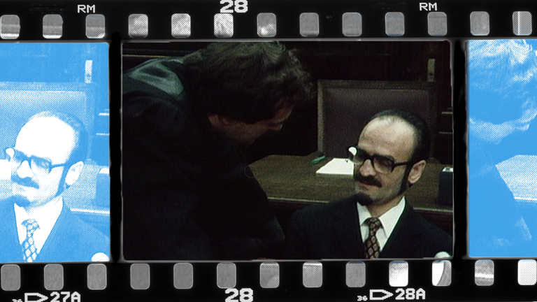 Der wegen vierfachen Frauenmordes angeklagte Wachmann Fritz Honka sitzt am 12.11.1976, dem ersten Prozessstag, auf der Anklagebank eines Hamburger Schwurgerichts.