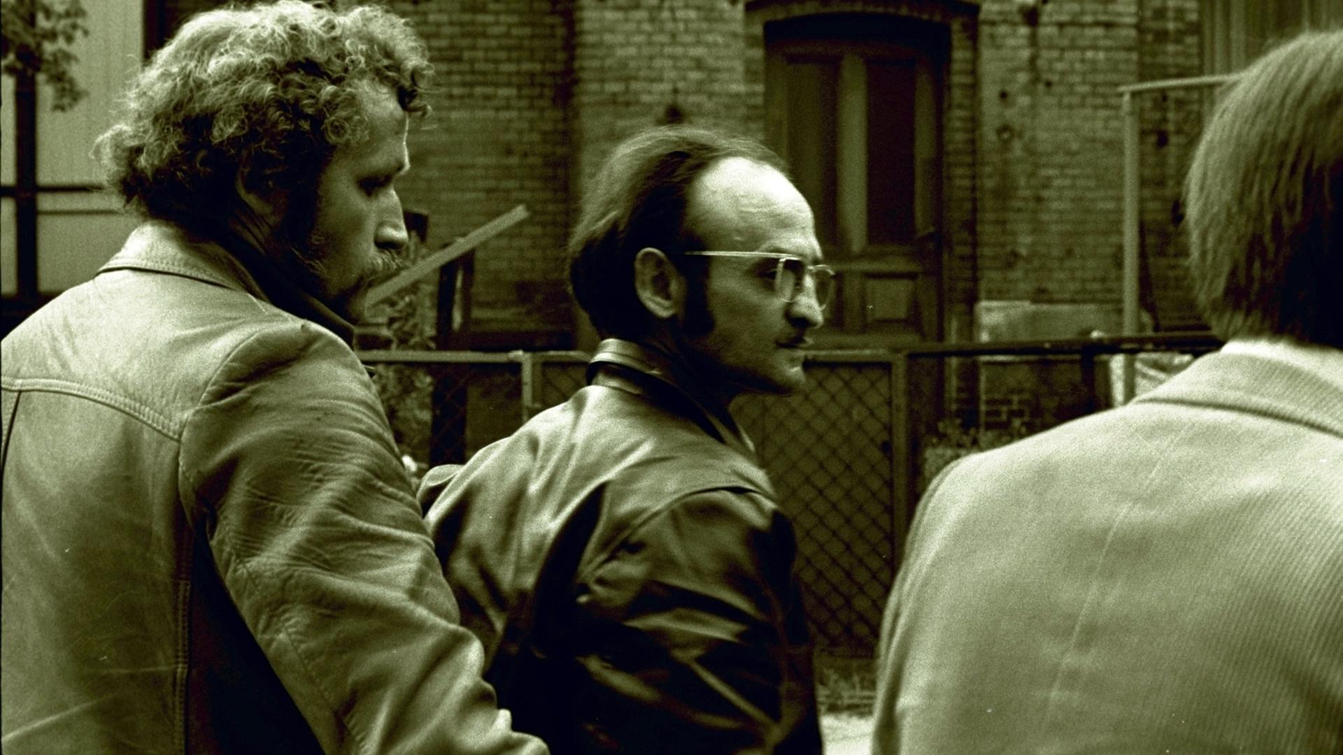 Kriminalbeamte führen den wegen vierfachen Mordes angeklagten Fritz Honka 1976 zum Strafjustizgebäude.