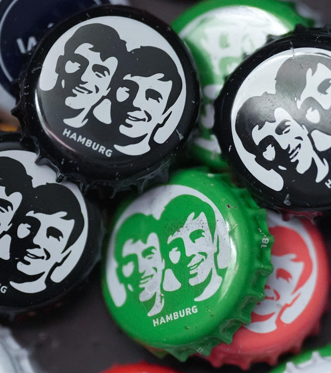 Hamburg: Verschiedene Kronkorken von geöffneten Fritz-Kola-Flaschen liegen in einem Eimer in einem Konferenzraum der Firmenzentrale der Fritz-Kola GmbH.