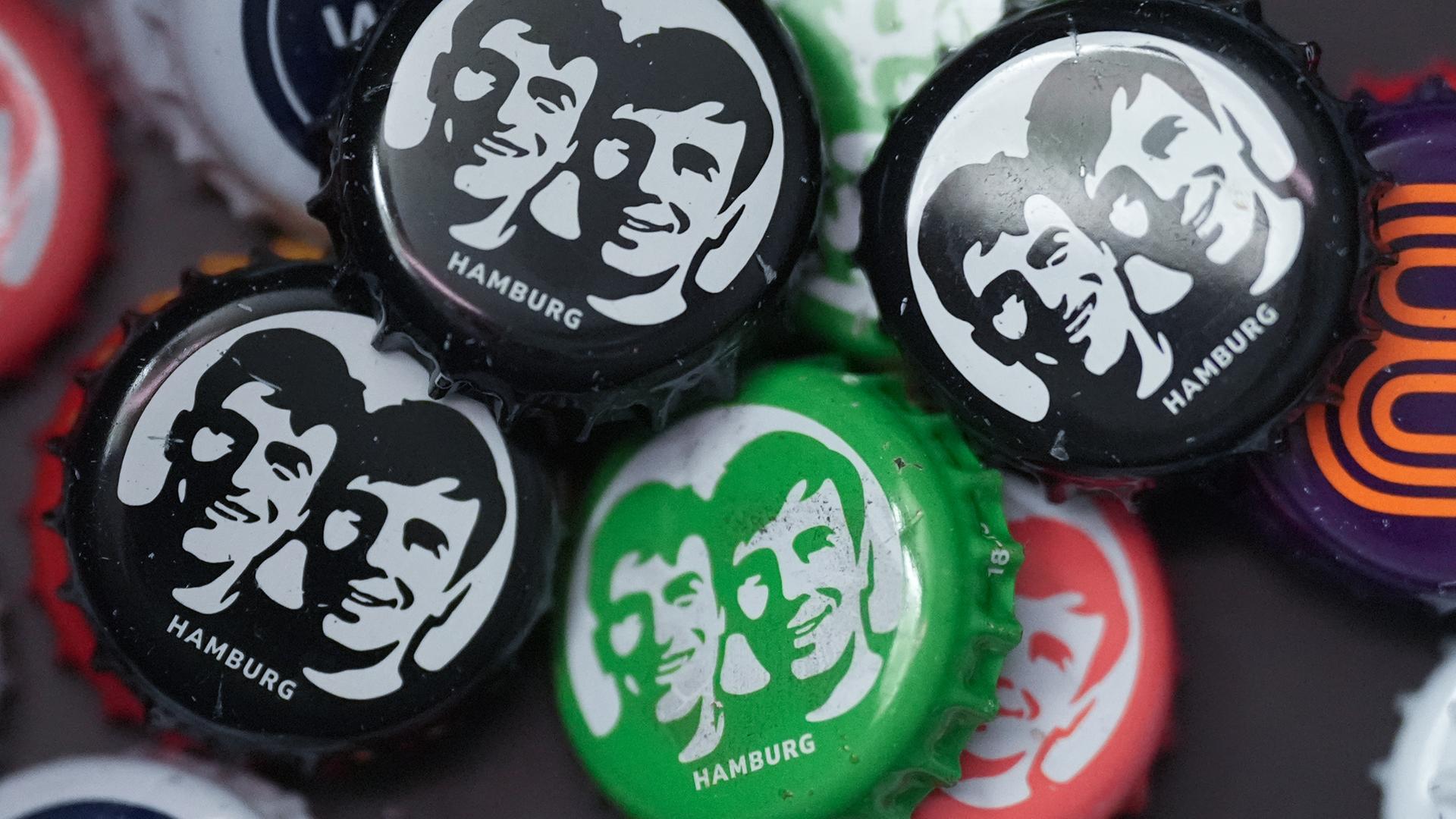 Hamburg: Verschiedene Kronkorken von fritz-kola liegen in einem Eimer.